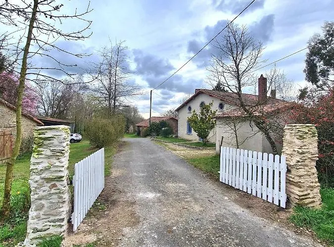 Le Terrier 250 M2 Grande Capacite 20 Couchages, 4500m2 De Terrain بيت للعطل